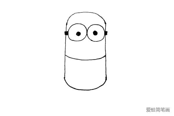 第二步:中间用一条弧线来区分上下半身,在上面画上两个圆圆的大眼睛,里面点上黑眼珠。