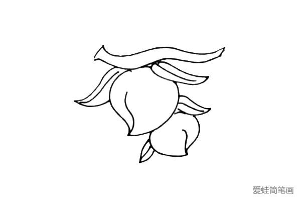 第三步：在旁边画上另外一个桃子，两边也要画上叶子。