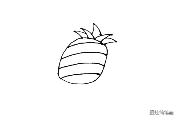 第三步：在菠萝表面画上一排排的斜线，线与线之间的距离要差不多。