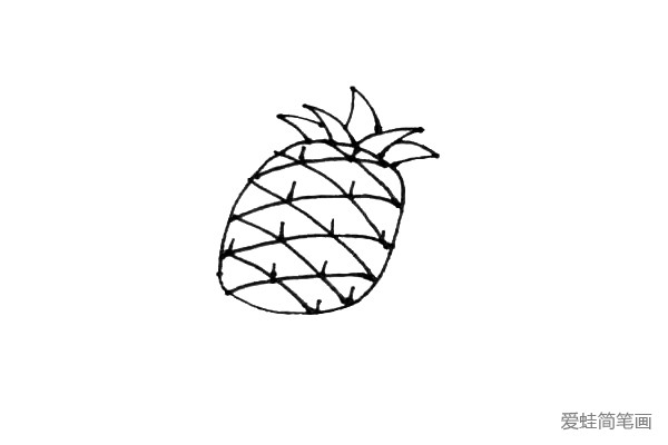 第五步：菠萝是有刺的，所以，在里面画上一点点的小竖线作为菠萝的刺。