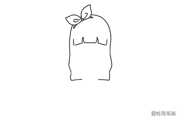第一步:首先画出小女孩的发型和头上的蝴蝶结，额头被齐刘海盖住了，长长的头发都到腰间了。
