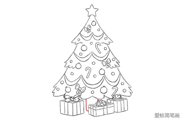 12.圣诞礼物盒可以多画几个，让画面看起来更丰满。最后别忘啦给圣诞树画上树干。