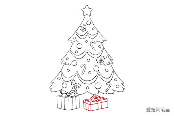 11.圣诞树正前方画上另外形状不同的一个礼物。