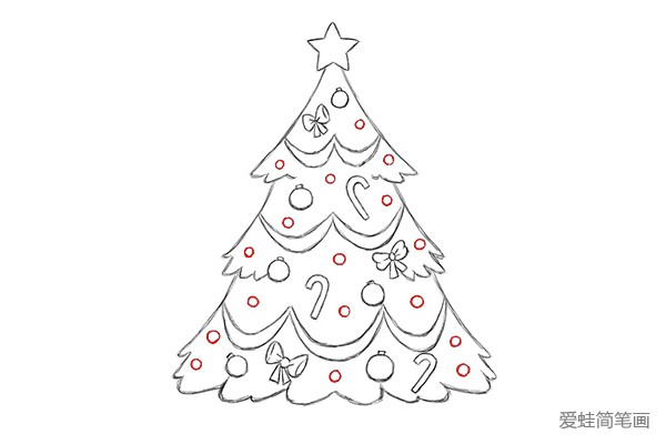 9.在圣诞树上空白的地方画一些小圆圈，作为圣诞树上的彩灯。