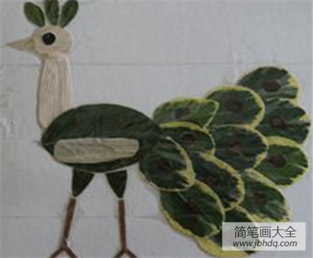 树叶贴画作品：我对孔雀却是情有独钟