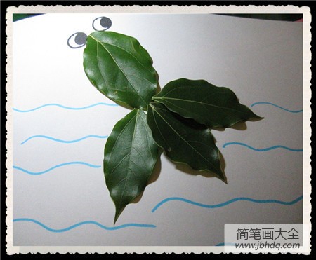 树叶贴画作品：小小金鱼的故事