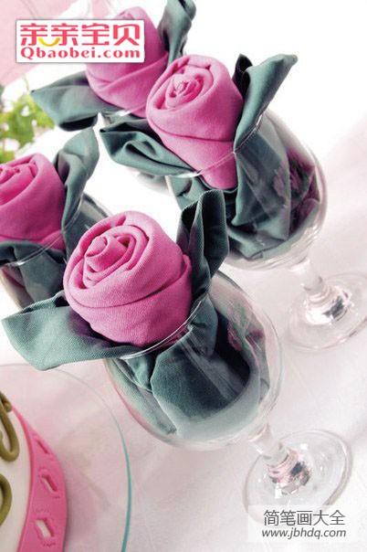 餐巾玫瑰花的折法