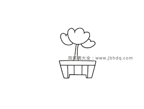 第三步：接着画出种在花盆里的花儿，花瓣很特别，每个花瓣都有三个波峰。