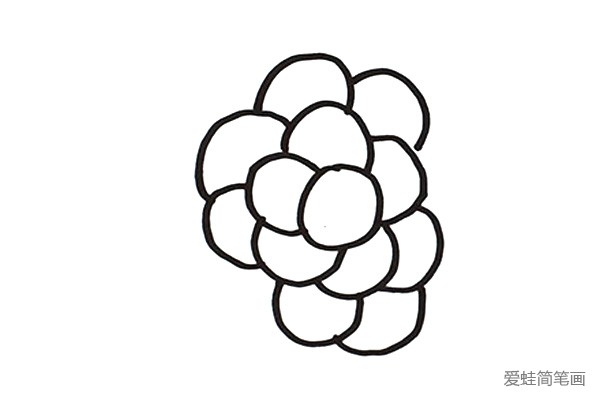 3.接着画圆，每个圆形的大小形状稍微有些区别。