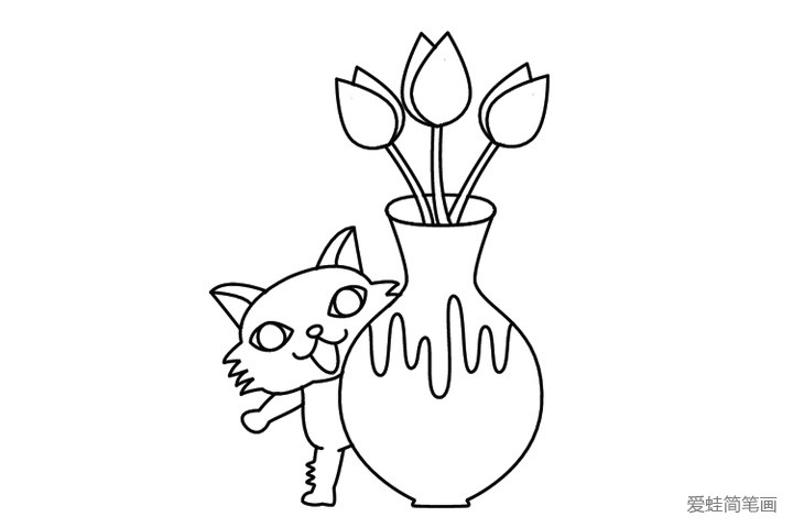 躲在花瓶后的小猫