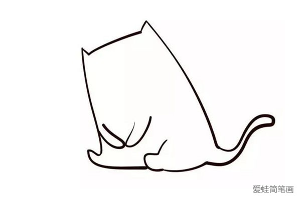 第四步在画好的猫咪身子偏下的位置画出一双小手。