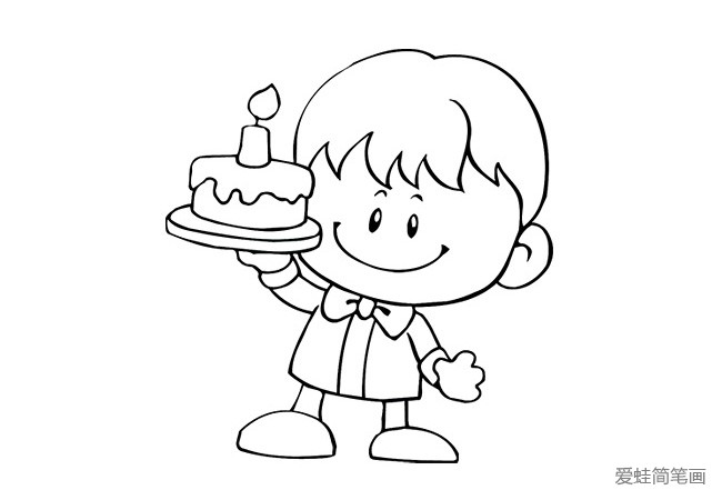 抬着生日蛋糕的小男孩