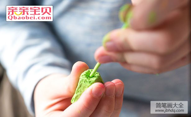 鸡蛋托康乃馨制作方法