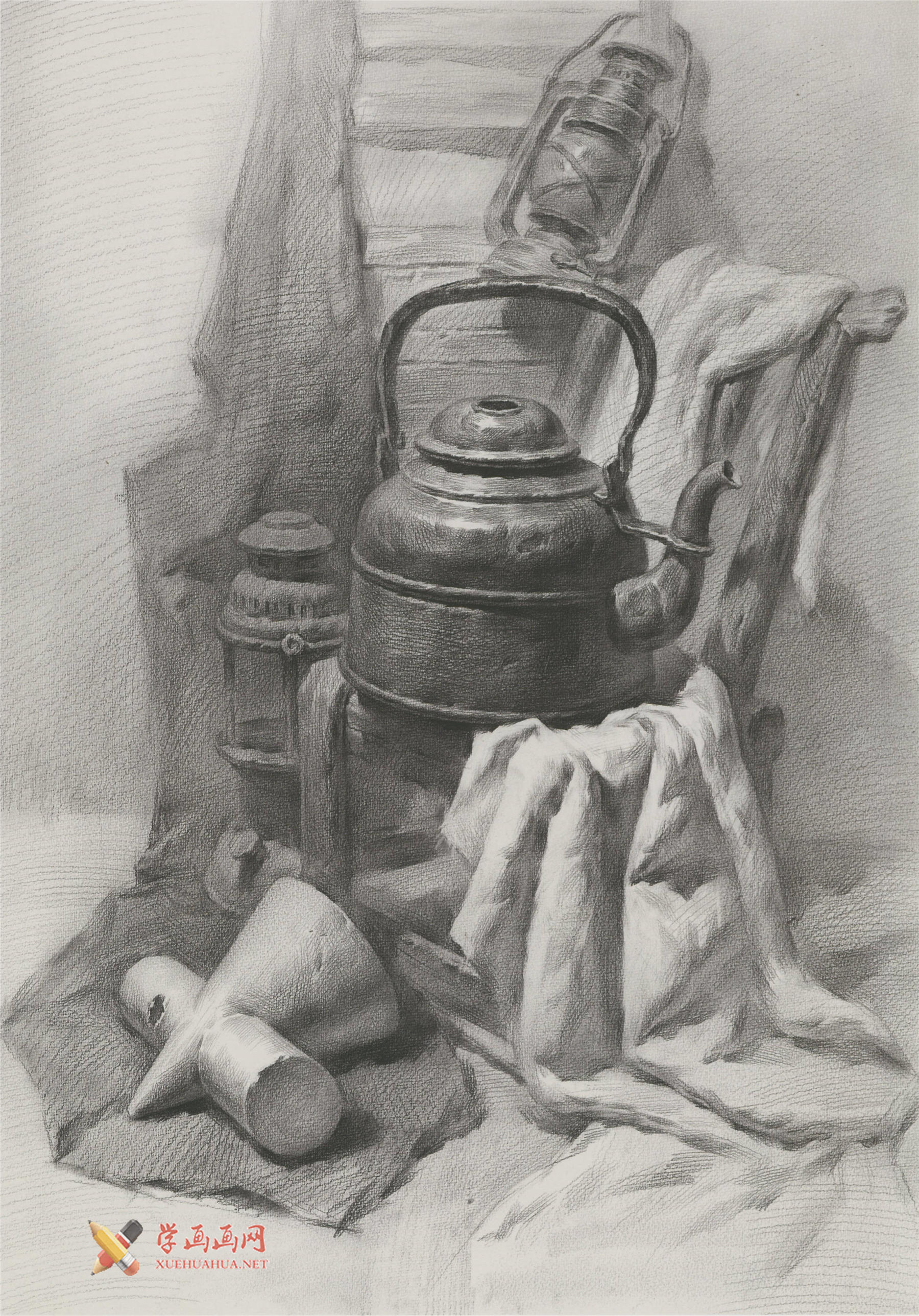 素描不锈钢水壶、马灯、石膏十字圆锥体、椅子、黑白衬布的组合画法图片(1)