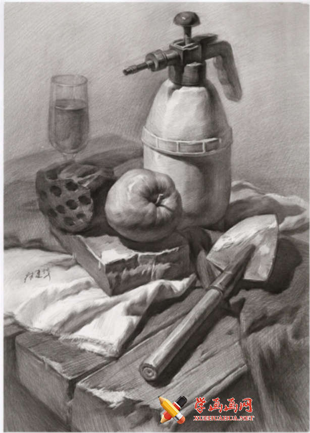 优秀素描静物画：木纹桌子、铁锹、农药壶、蜂窝煤、苹果的组合画法高清图片【可临摹】(1)