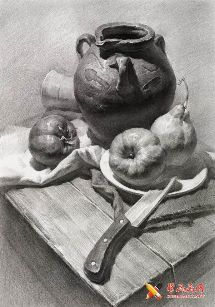 素描图片:素描静物三耳陶罐、苹果、梨、西红柿、水果刀、木桌、白瓷盘、衬布的画法高清素描图片临摹素材(1)