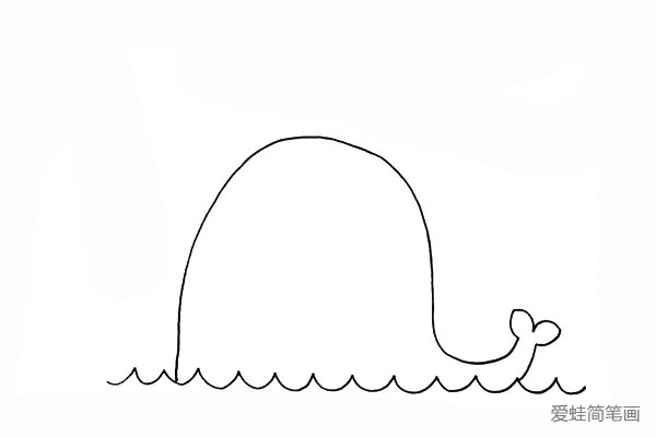 3.然后画出像叶子一样的鲸鱼尾巴。