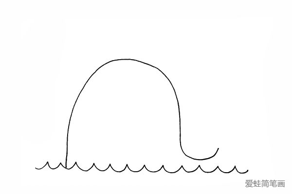 2.接着用曲线画出鲸鱼的头部以及背部。