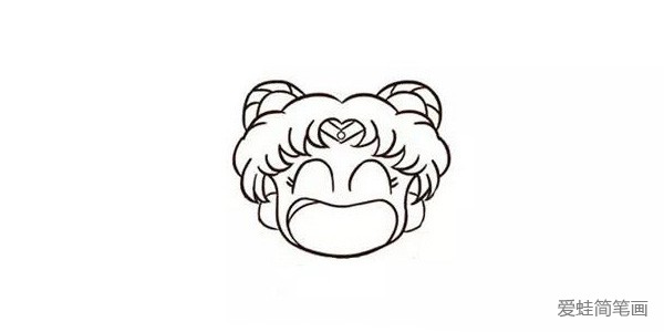 第四步:接着画出大笑时弯成月牙的眼睛,眼尾有睫毛,再画出大笑的嘴巴。