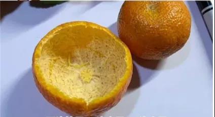 步骤1：先将大橘子掏空，如图所示；