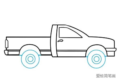 8.在每个轮子下面，画三个圆，一个在另一个里面。这代表轮胎、轮毂和轮毂盖。然后，用直线将轮胎连接到卡车的车身上。