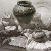 优秀素描静物临摹范画:陶罐、白瓷盘、黑白衬布、木桌、透明高脚杯、水果组合画法