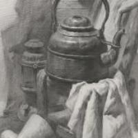 素描不锈钢水壶、马灯、石膏十字圆锥体、椅子、黑白衬布的组合画法图片