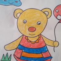小学生蜡笔画作品-玩气球的小熊