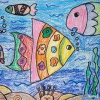 漂亮的小鱼海底世界儿童蜡笔画作品