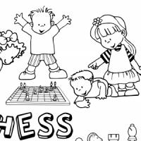 一群小朋友在下棋