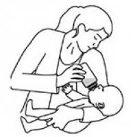 给婴儿喂奶的情景简笔画图片