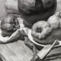 素描图片:素描静物三耳陶罐、苹果、梨、西红柿、水果刀、木桌、白瓷盘、衬布的画法高清素描图片临摹素材