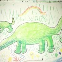优秀幼儿蜡笔画作品-雨后恐龙妈妈带宝宝吃草