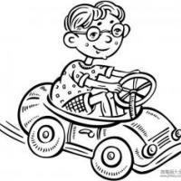 小男孩驾驶一辆玩具车